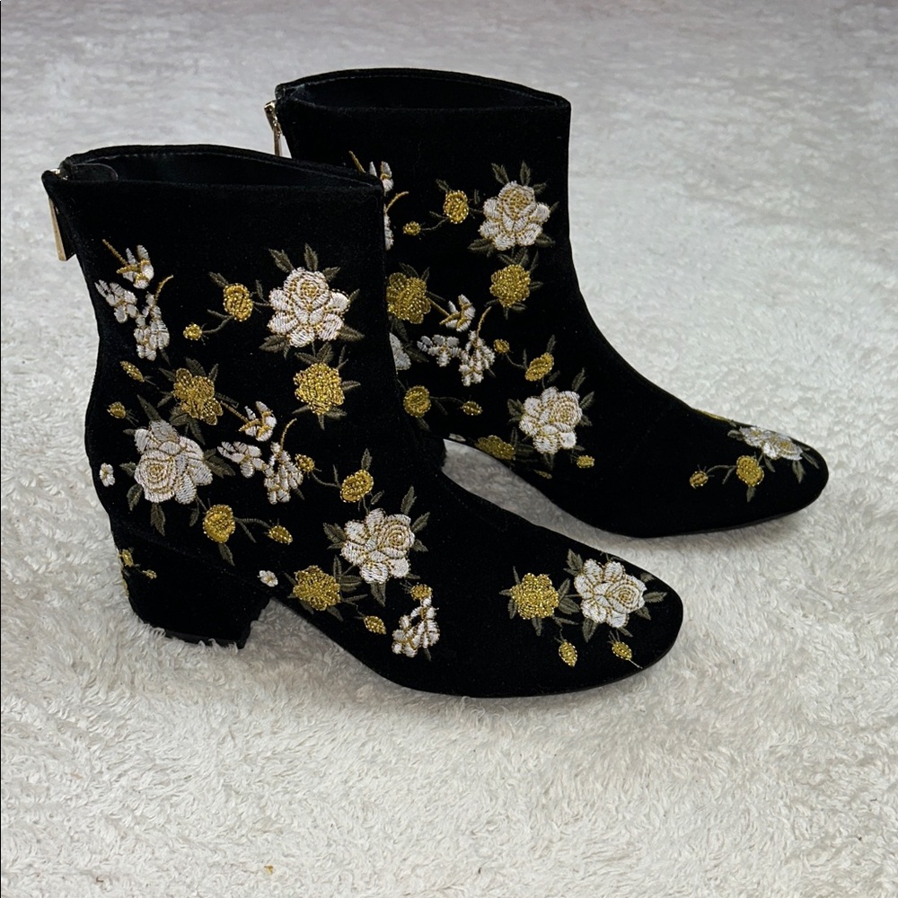 Forever 21 black floral embroidered booties, size‎ 8